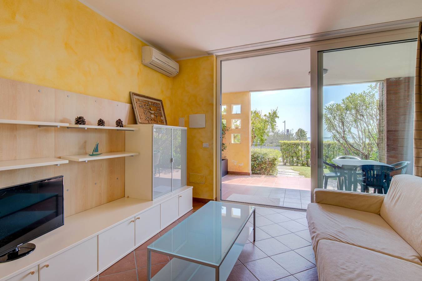 Apartamento entero, En la orilla del lago con 3 piscinas y pistas de tenis - Apartamento Azzurro in Padenghe sul Garda, Montañas Garda