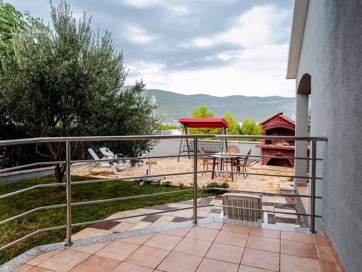 Ferienhaus mit Terrasse und Meerblick  in Pridraga, Donji Karin