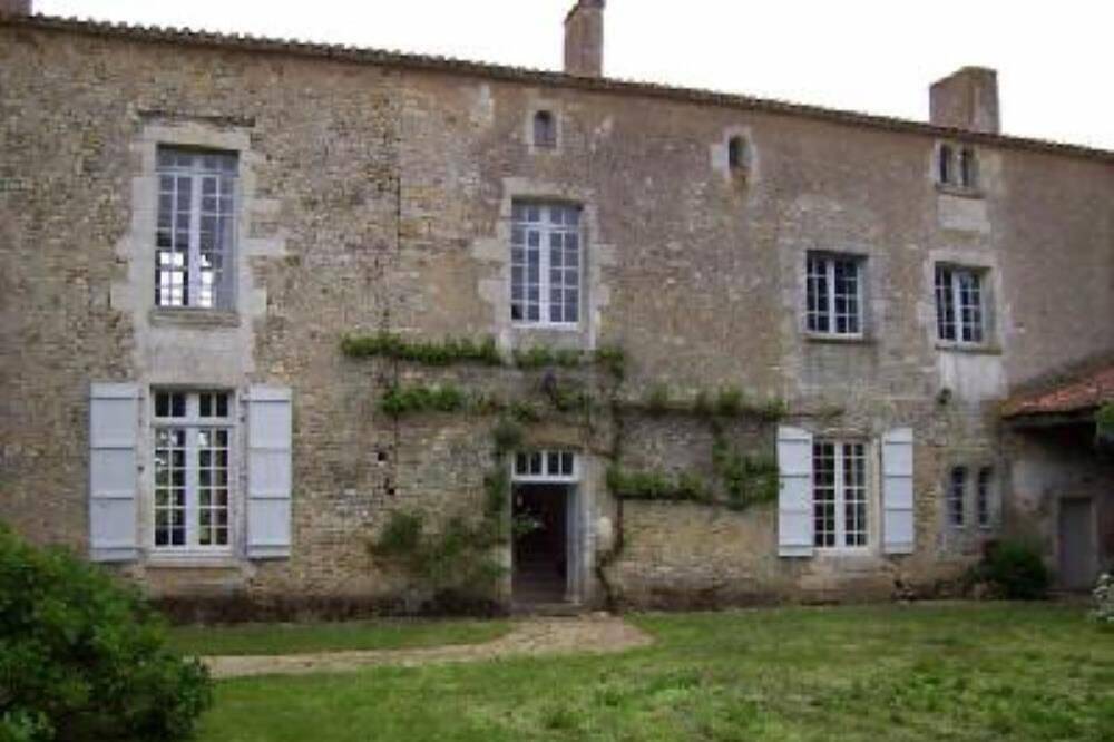 Sainte Hermine: Logis vendée du 17ème siecle possedant un charme fou.... in Sainte-Hermine, Fontenay-le-Comte