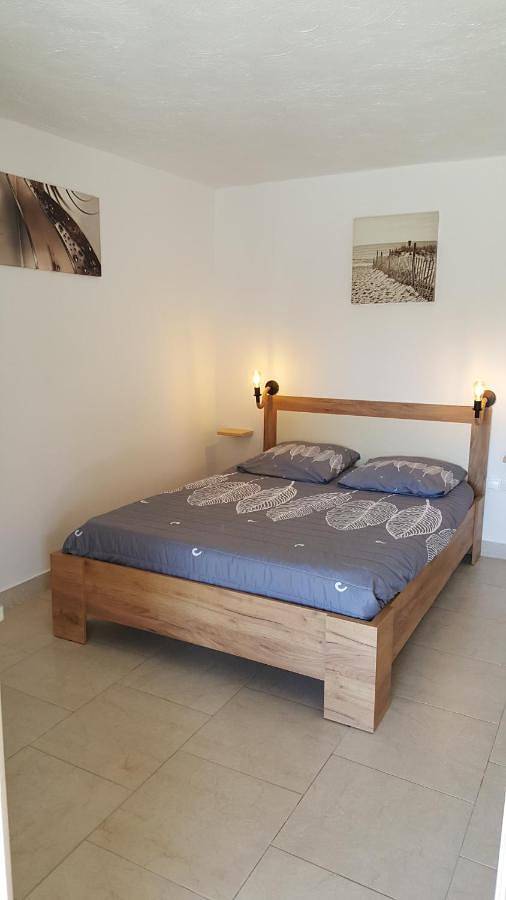 Location de vacances pour 2 personnes, avec Terrasse et Piscine ainsi que Sauna et Vue à Saint-André-de-Cruzières - 2