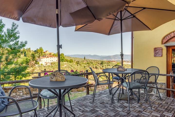 Entire studio, Studio 'Libeccio' with Shared Pool, Wi-Fi and Air Conditioning in Scandicci, Florence Province