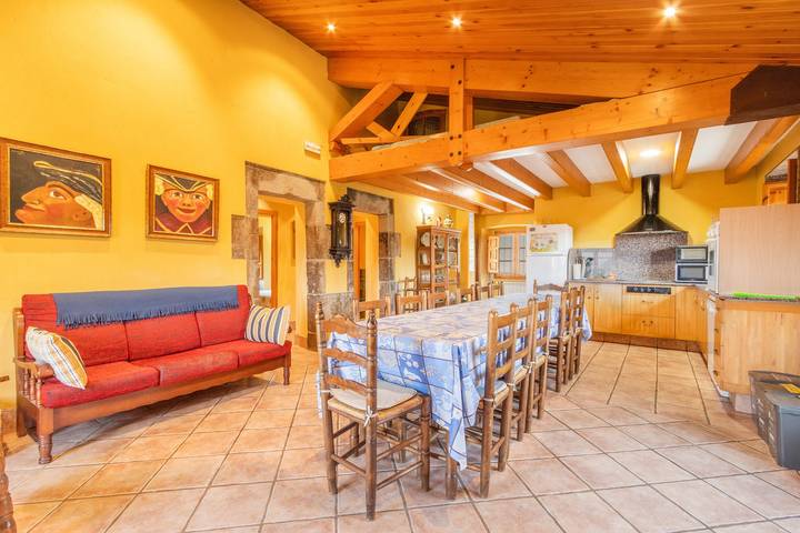 Casa de vacaciones 'Cal Viudet Vell' con vistas a la montaña, piscina privada y Wi-Fi in Caserras, Comarcas centrales