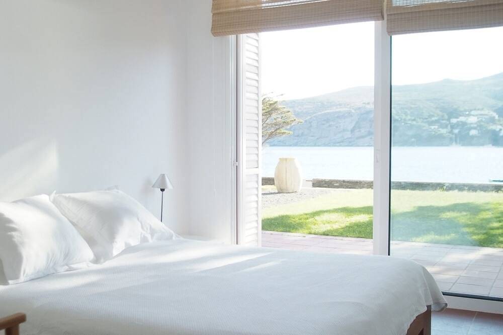 Beachfront villa with unbeatable views of the village in Platja de ses Oliveres (Cadaques), Cadaques