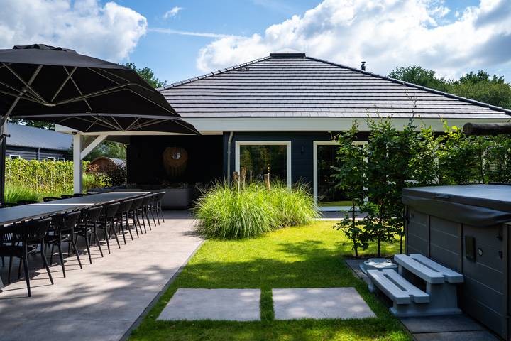Bungalow für 18 Personen, mit Sauna und Terrasse sowie Whirlpool und Garten - 1