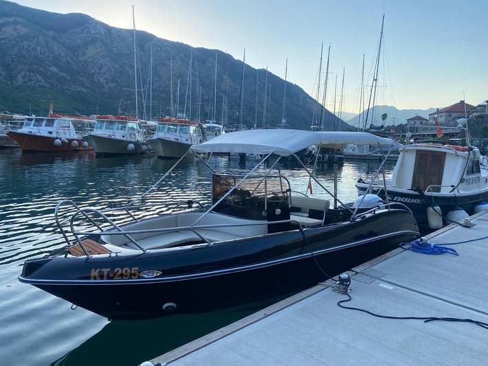 Boot für 6 Personen, mit Ausblick in Montenegro