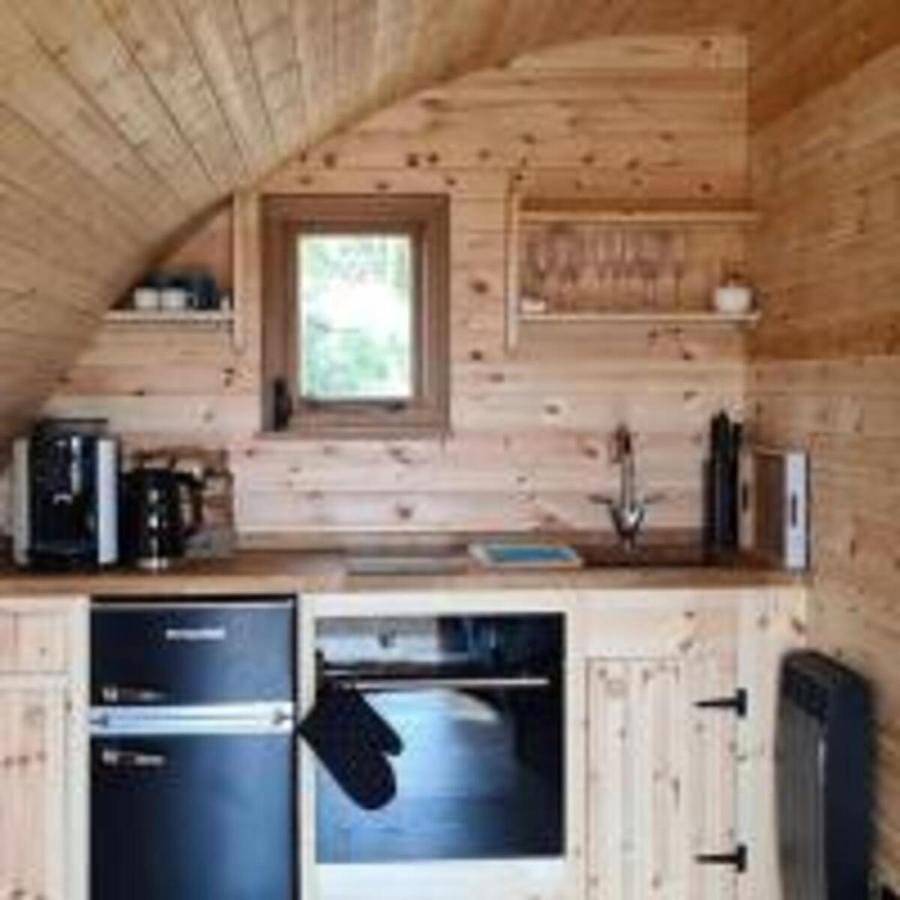 Fox Lodge at Heygates Lodging - with hot tub in Northamptonshire