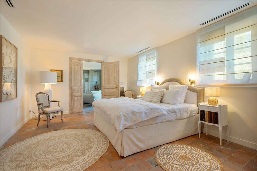 Near Gordes – An exceptional property with a tennis court – Sleeps 12 in Goult, Parc naturel régional du Luberon