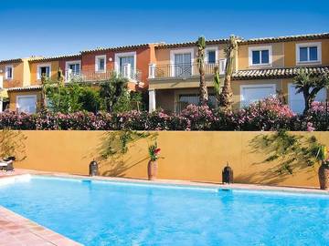 Villa pour 6 personnes, avec piscine ainsi que sauna et jardin dans le Var
