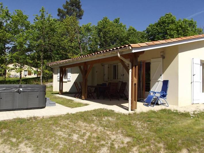 Location de vacances pour 8 personnes, avec Terrasse ainsi que Jardin et Piscine à Brossac