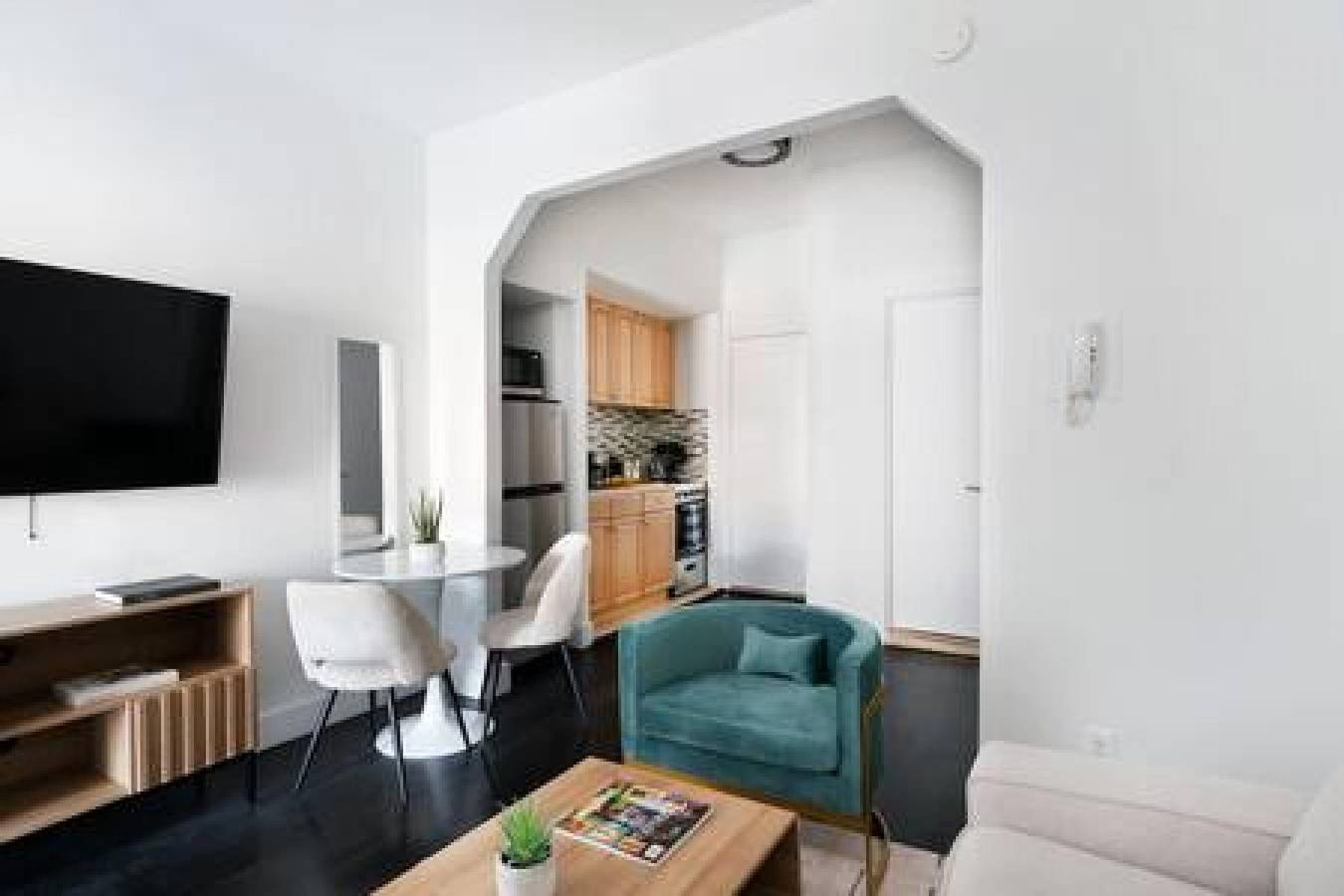 Entire apartment, 444-5A Newly renovated 1Br in Hell's Kitchen in Manhattan, New York City