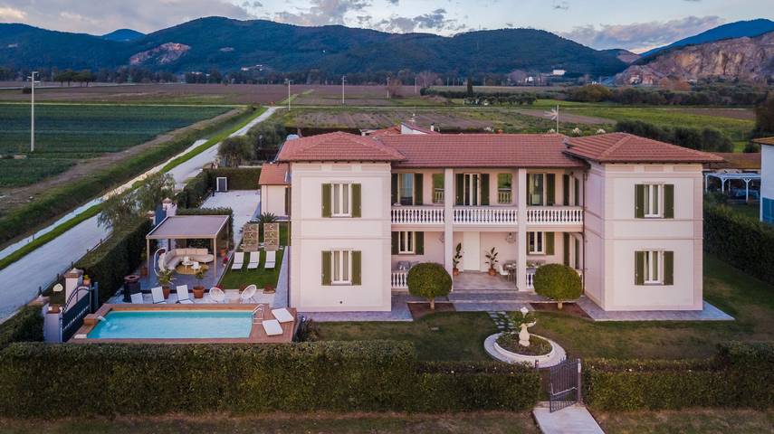 Location de vacances pour 10 personnes, avec terrasse et jardin à Vecchiano