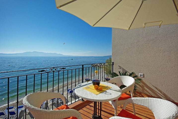 Apartament wakacyjny dla 4 osób, z widok na jezioro i widok oraz balkon, Dla rodziny w Zaostrog