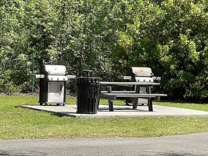 Vacation rental for 8 people, with yard and pool as well as hot tub in Daufuskie Island
