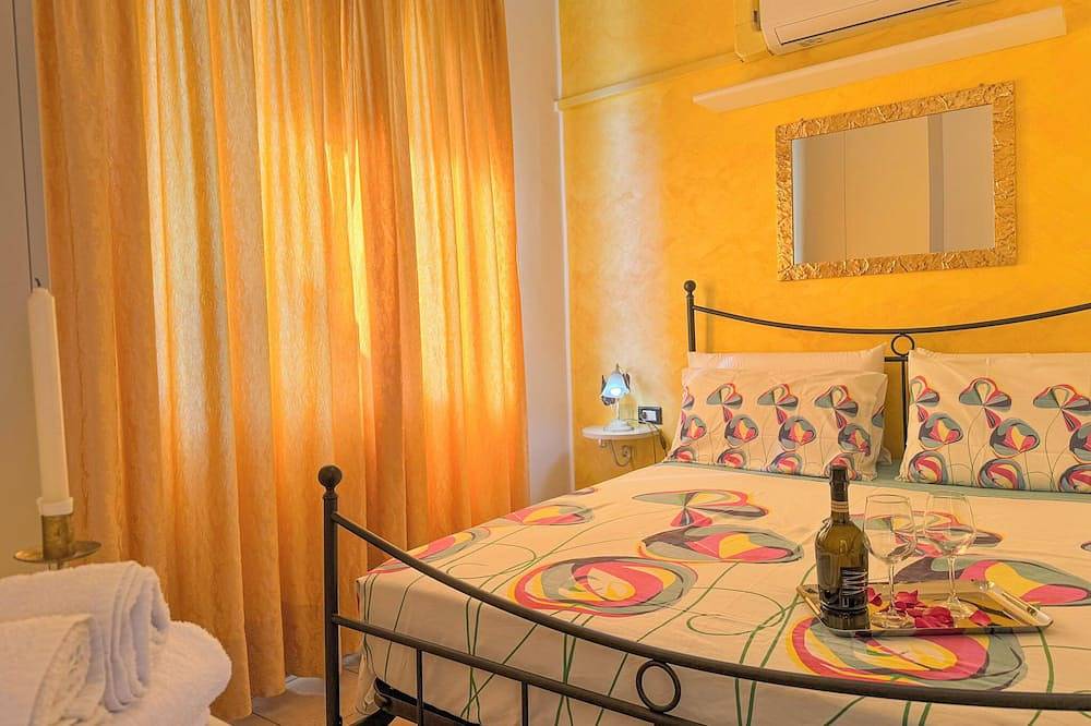 Ganze Wohnung, Geschmackvoll möblierte 3-Zimmer-Wohnung in direkter Seelage mit Pool und Privatstrand in Lezzeno, Comer See