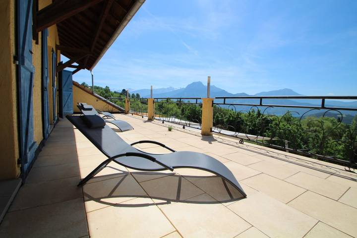 Gîte pour 11 personnes, avec Terrasse ainsi que Jardin et Piscine à Chorges