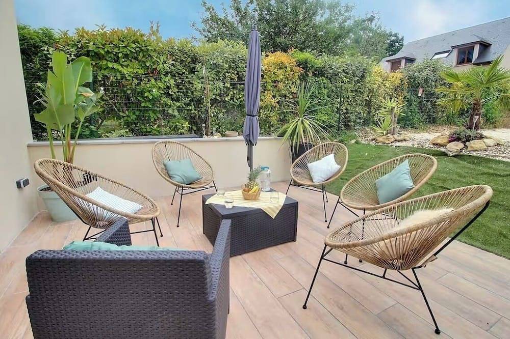 Garden and Spa Camélia indoor Jacuzzi house with private terrace and parking lot in Bourges, Bourges region