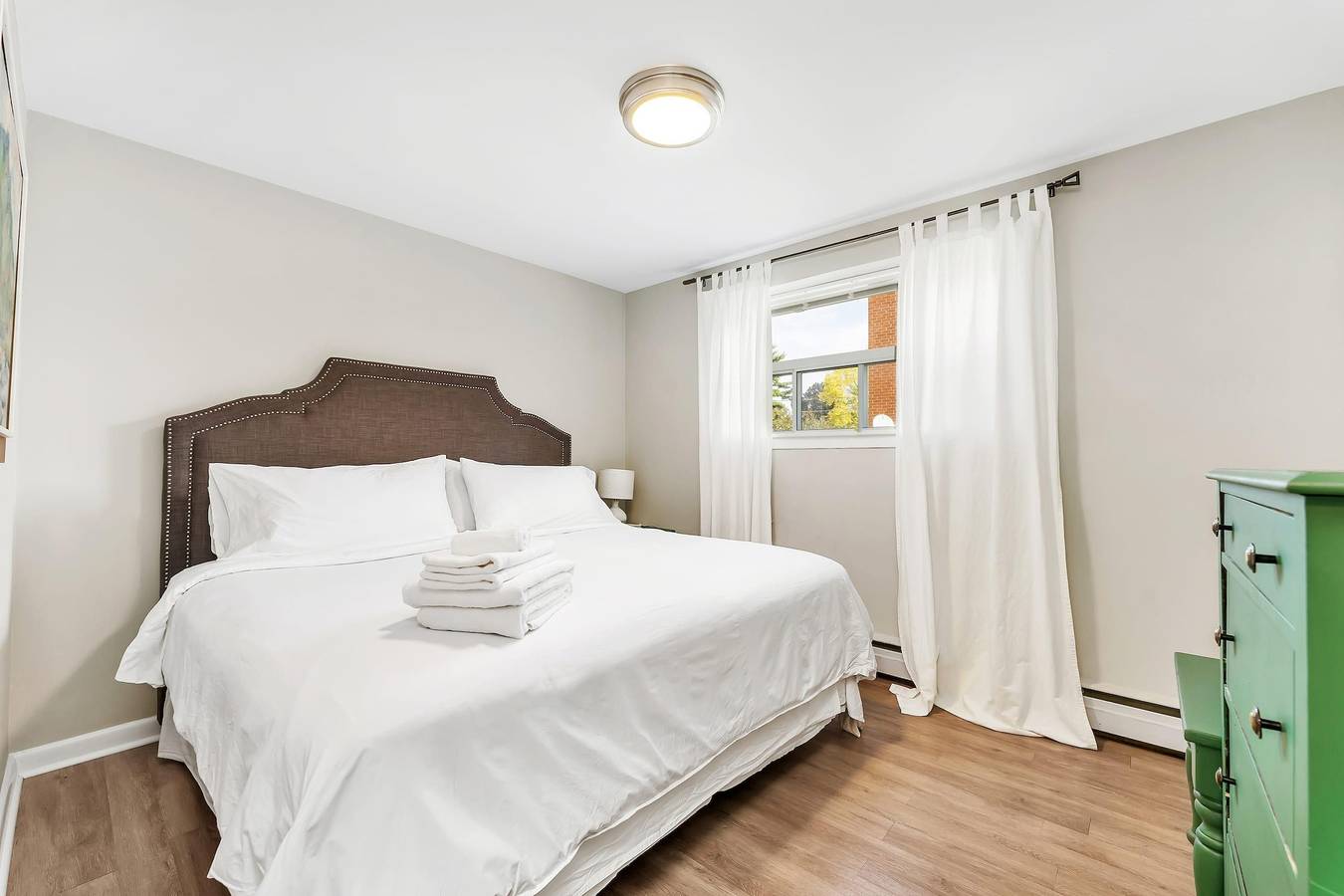 Entire apartment, Private 2Bdrm Newly Renovated - Furnished apt - U3 in Burlington (Ontario), Lake Ontario (Canada)