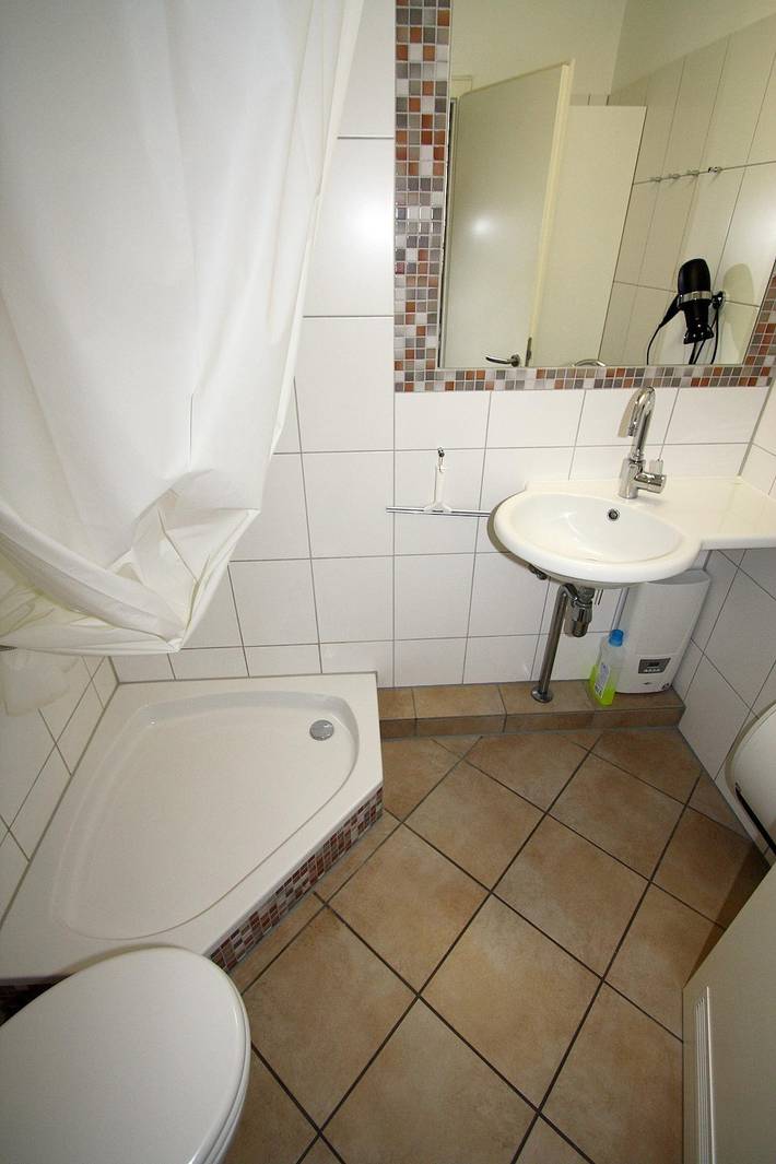 Ferienwohnung für 4 Personen, mit Balkon und Seeblick am Steinwarder