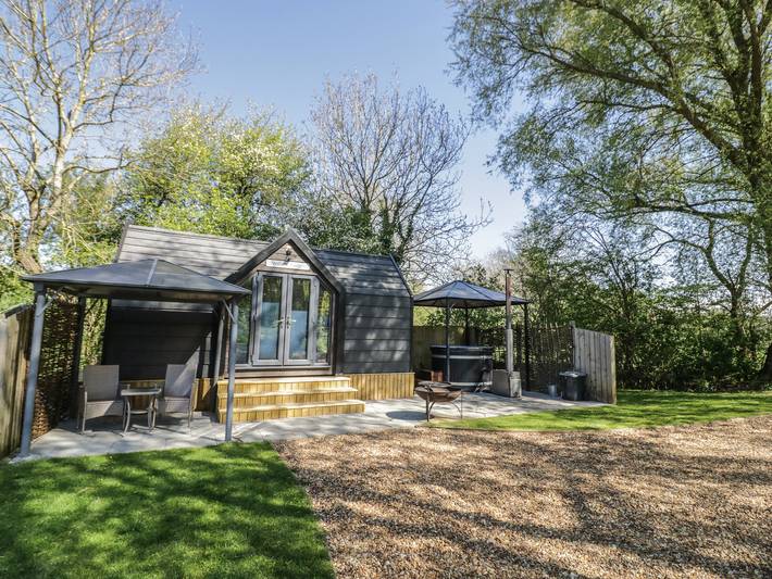 Willow Lodge At Bridge Lake Farm &amp; Fishery in Oxfordshire