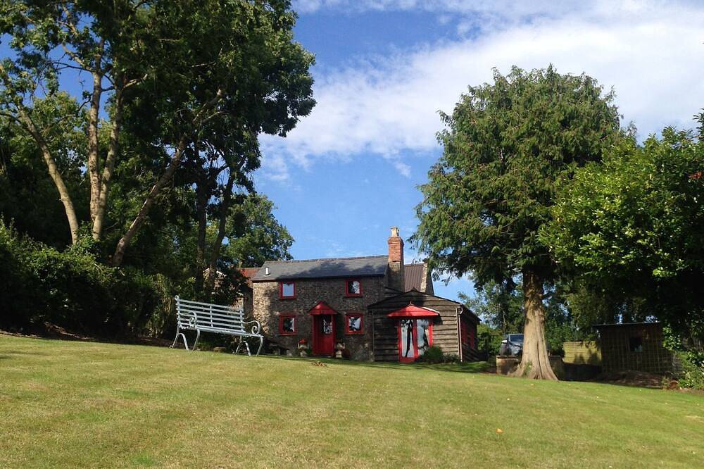 Camp Cottage the perfect  escape and hideaway for a couple and  dogs in Herefordshire