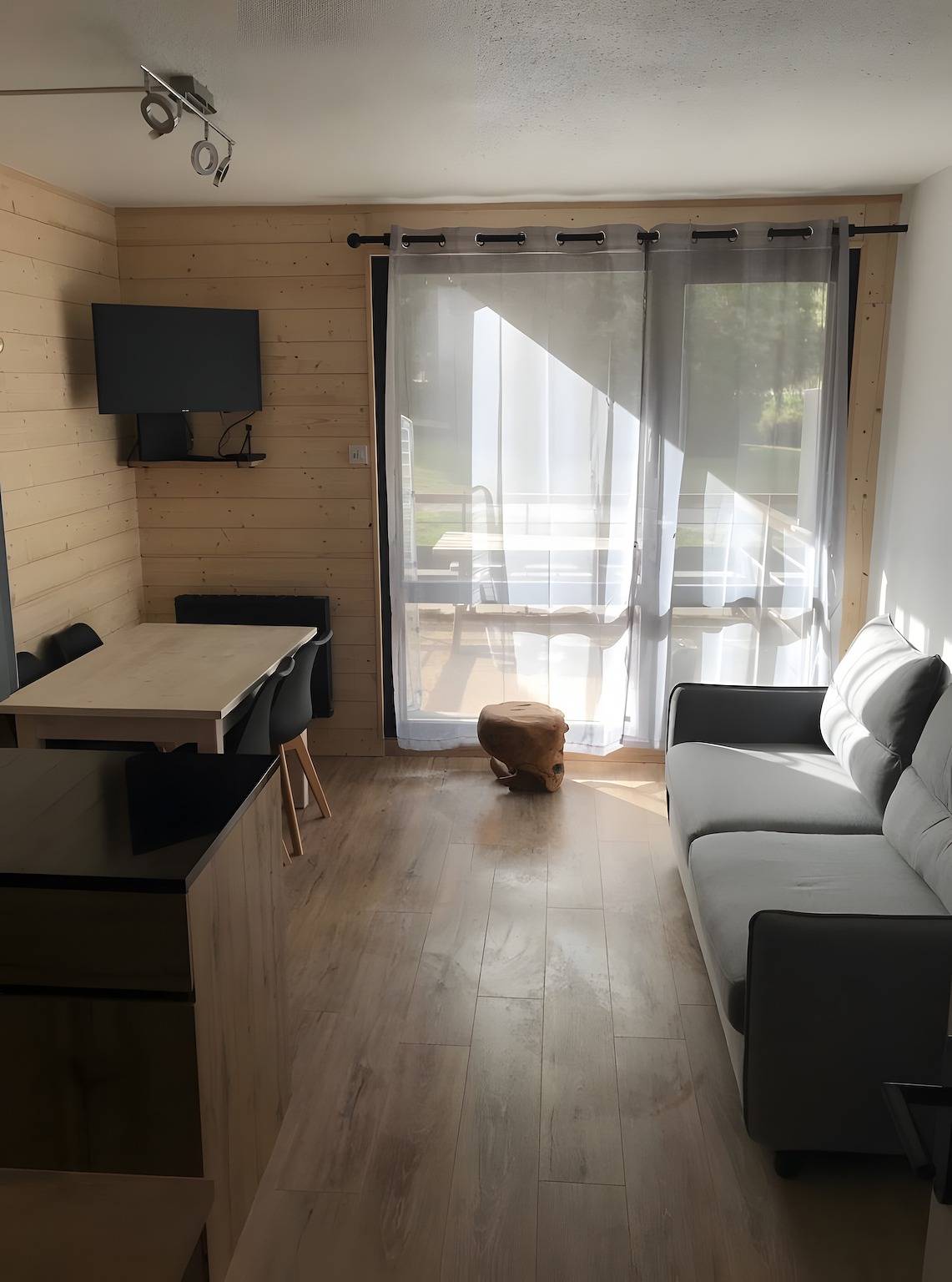 Ganzes Studio, Studio „Cabine Rénové“: Bergblick, private Terrasse & Wlan in Villard-de-Lans, Parc naturel régional du Vercors