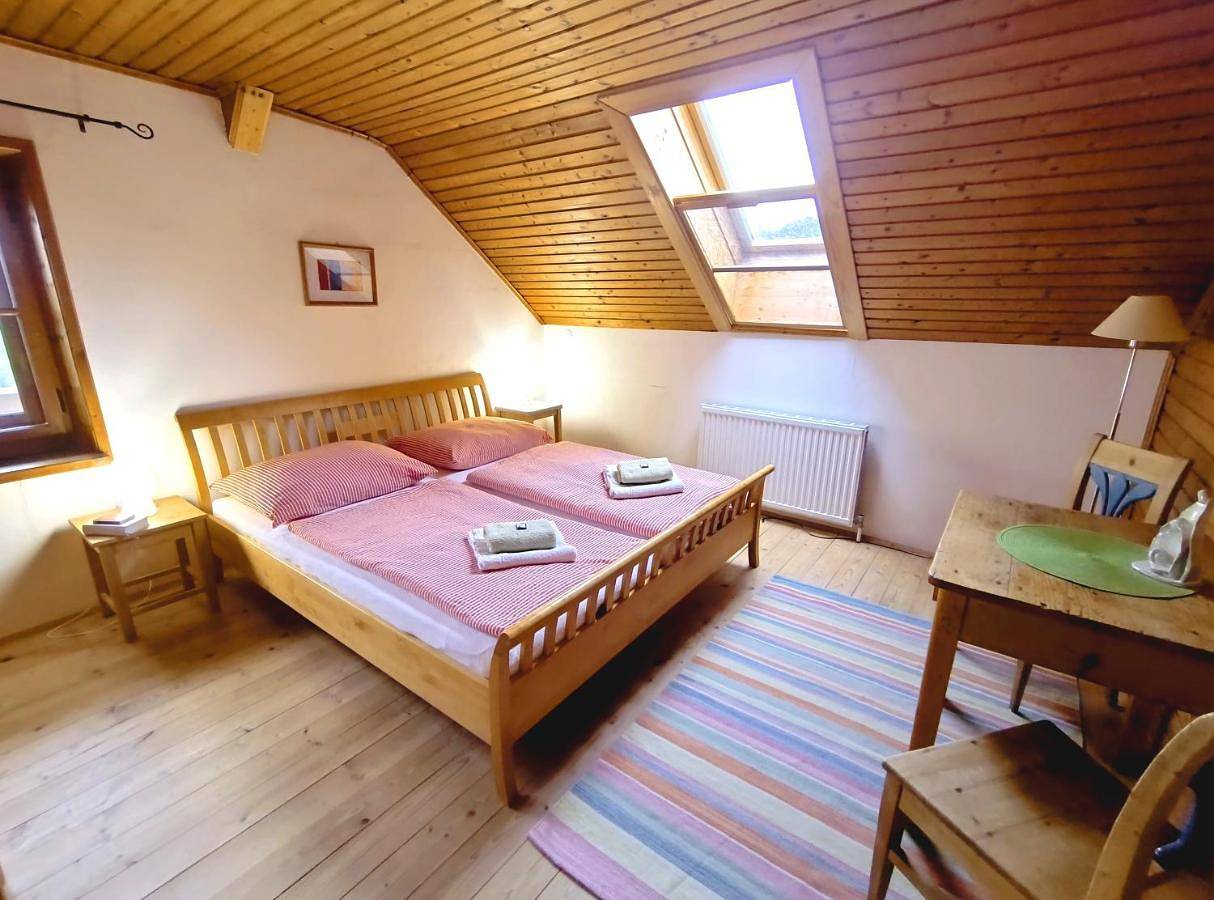 Ganze Ferienwohnung, Single Room with Shared Bathroom in Seekirchen am Wallersee, Bezirk Salzburg-Umgebung