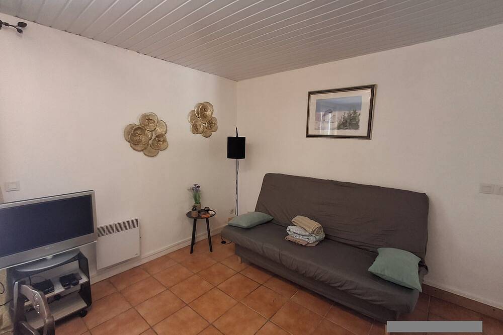 Entire apartment, Complete 1-bedroom accommodation, large lakeside terrace in Mazamet, Castres region