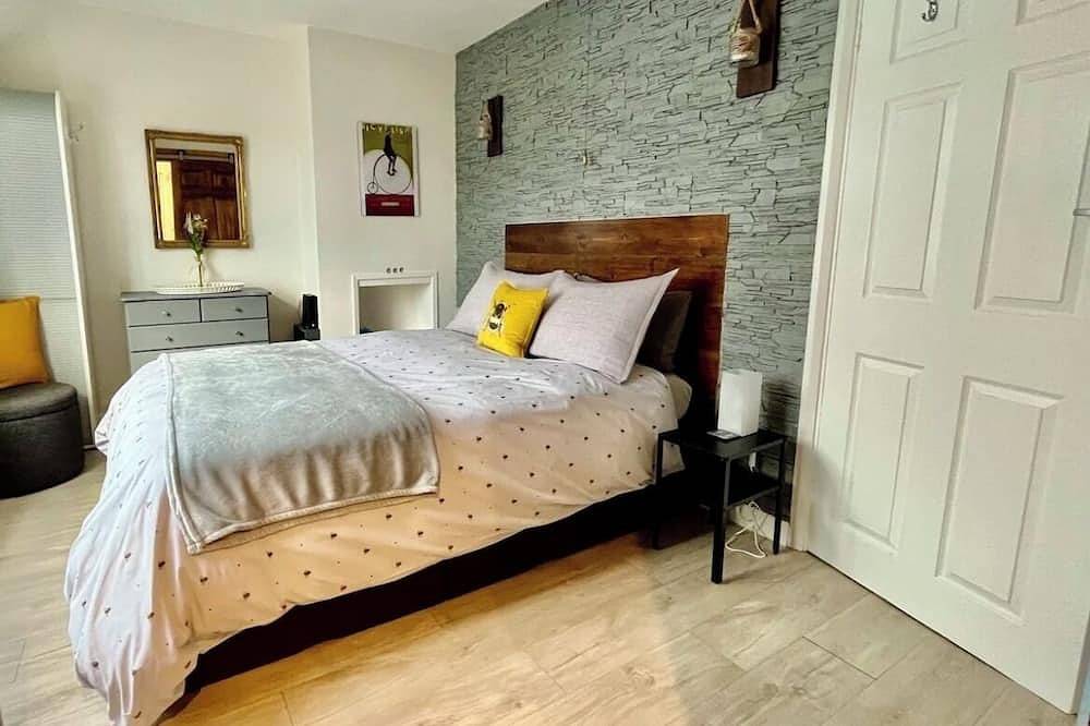 3 Bed, 2 Bath House with parking & Garden, Brooklands Weybridge Sw London in Woking, Surrey