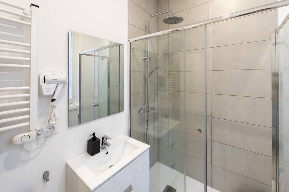 Singapore: room with comfort and shared areas Gran Via-Madrid in Centro (Madrid), Madrid