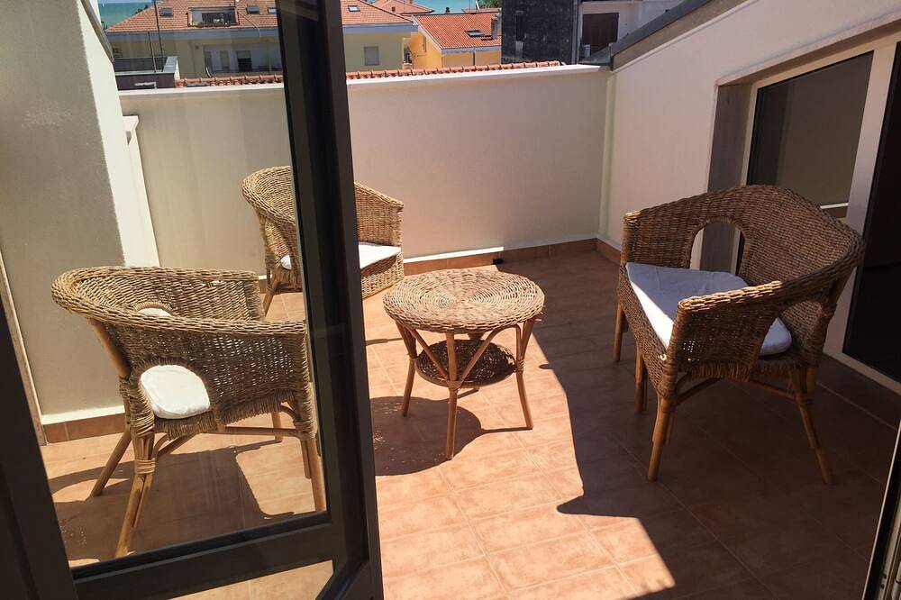 Apartamento entero, Moderno ático con una gran terraza con vistas al mar situado a 150 metros de la playa in Giulianova, Giulianova (Municipio)