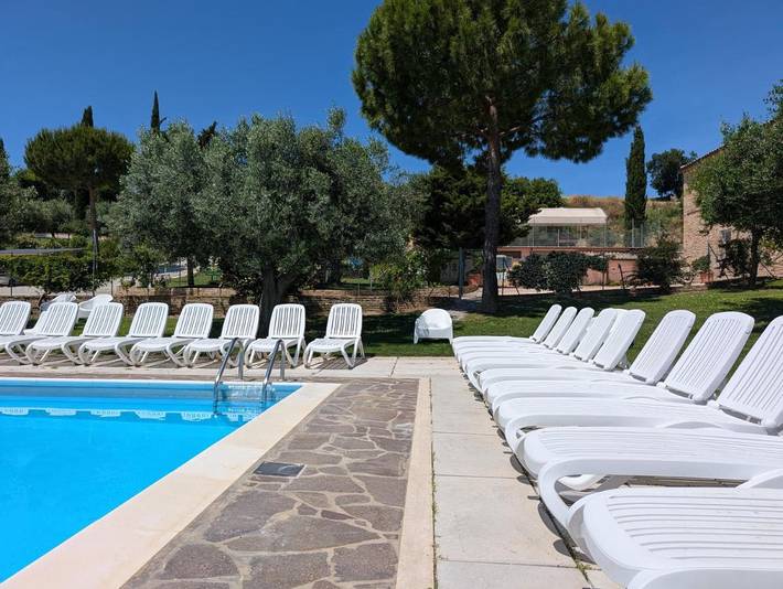 Agriturismo per 5 persone, con panorama e giardino nonché piscina, adatto a famiglie con bambini in Loreto