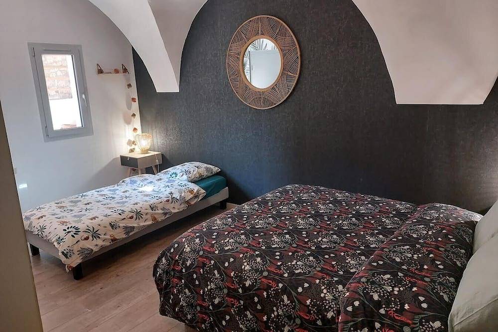 Entire apartment, Spacious Apartment**** Balcony, Terrace, Garden, Parking + Charging Station, Air Conditioning in Montaigu (Jura), Jura