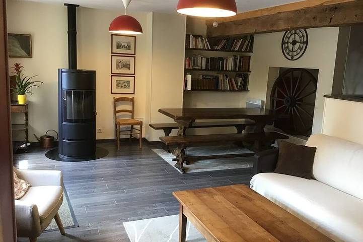 Gîte pour 4 personnes, avec piscine et terrasse à Dyo