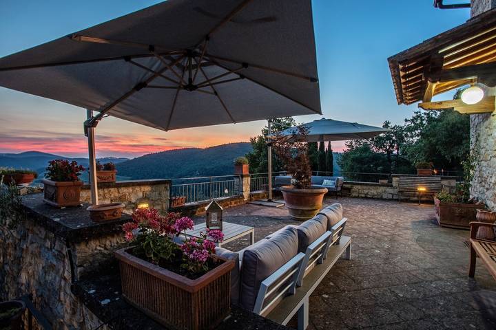 "Villa Erbolino" con giardino privato, vasca da bagno in pietra all'aperto e Wi-Fi in Vertine, Gaiole in Chianti