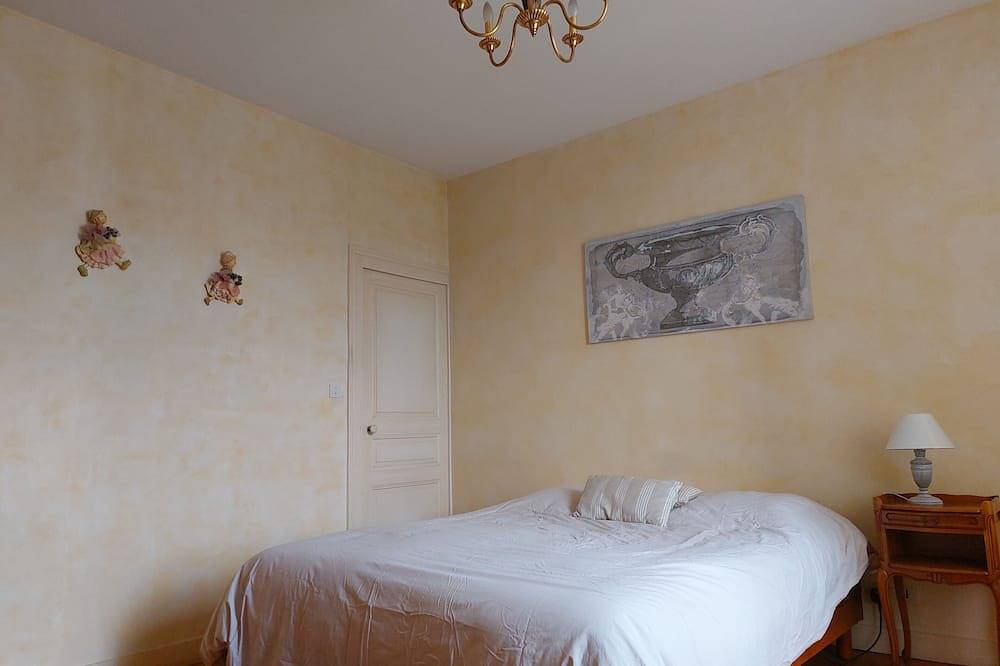 Maison de Maître in Azay-le-Rideau, a 10-minute walk from the château and town center in Azay-le-Rideau, Valle del Loira