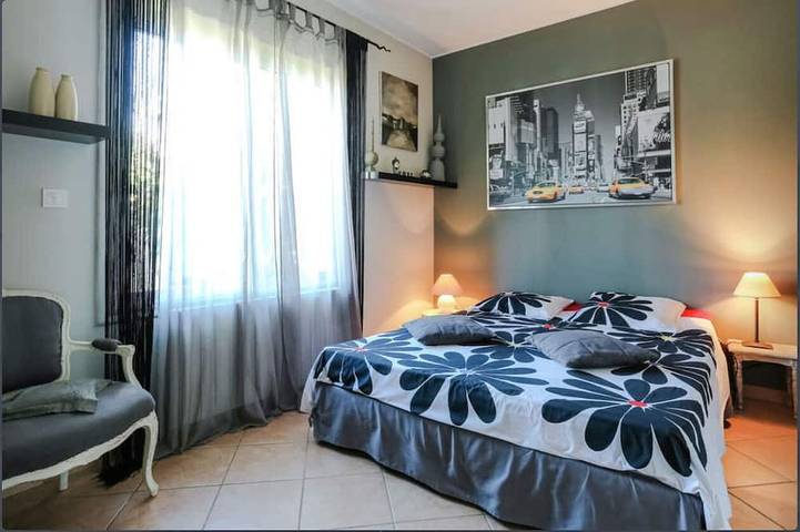 Beautiful house, carefully decorated by an antiques dealer, very quiet. in Aix-en-Provence, Mediterranean Coast (France)