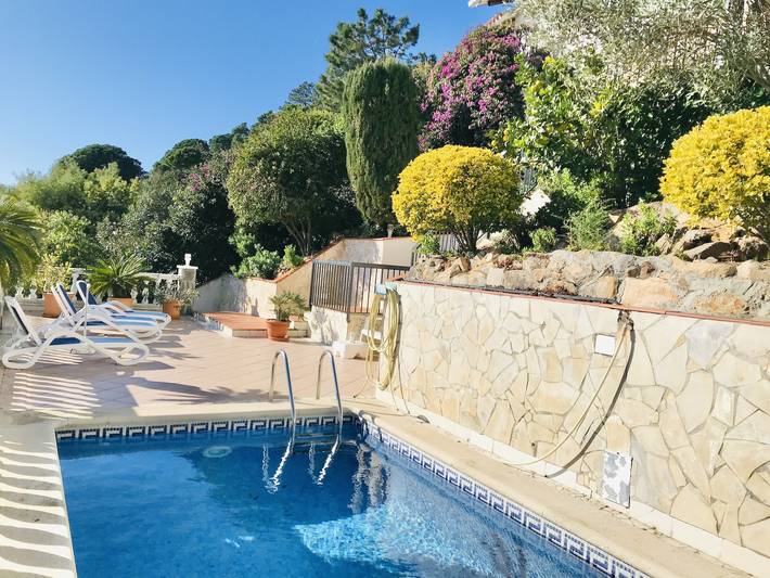 Villa mediterranea con vista sul mare e sulla piscina in Lloret de Mar, Costa Brava