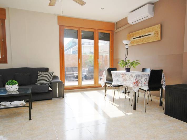 Appartement entier, Rez-de-chaussée lumineux avec terrasse près de la plage in Cabrera de Mar, Costa del Maresme