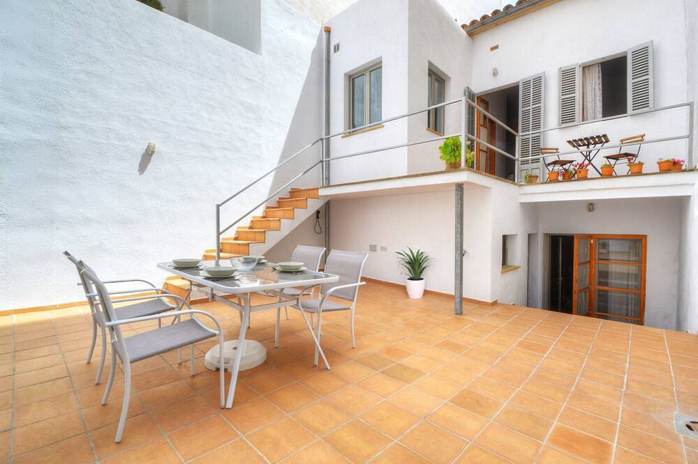 Amilcar House within 180 meters from the beach of Playa de Palma in Can Pastilla, Palma