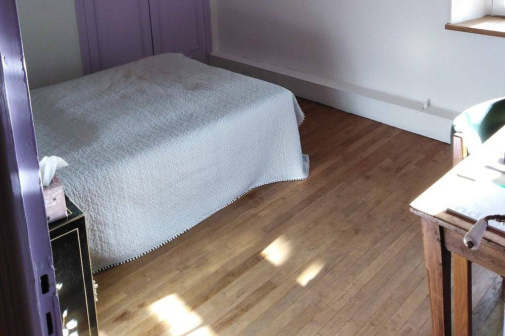 Chambre cosy claire couleur lavande classée 3*** in Le Pêchereau, Région de Châteauroux