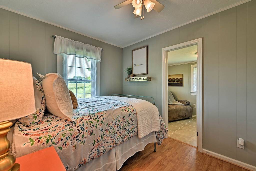 Neu! Malerisches Elkin 'Shady Oaks Farmhouse' mit Whirlpool in Surry County