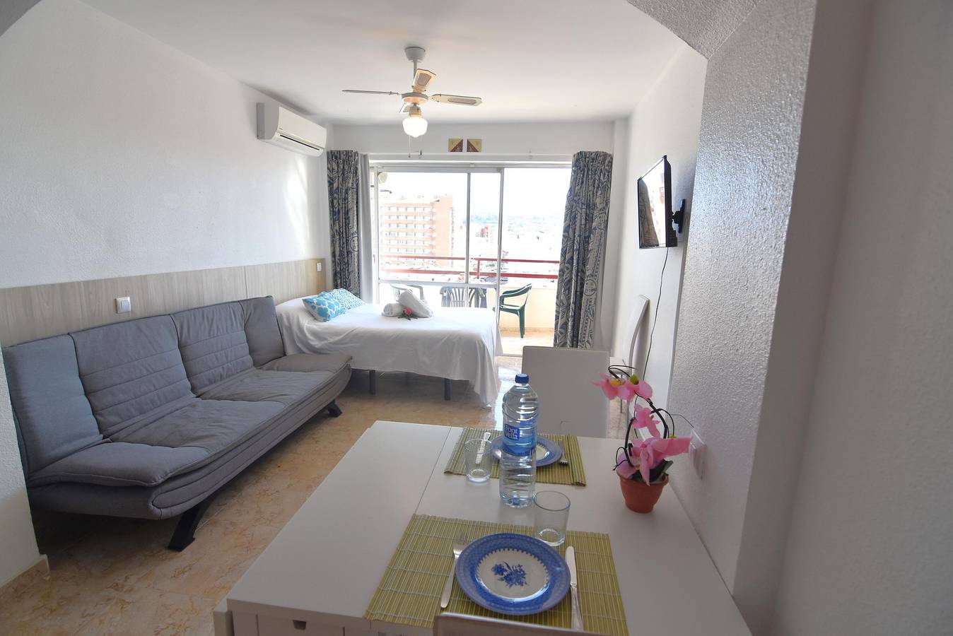 Estudio entero, Estudio moderno en Roses, cerca de la playa, con Wi-Fi y aire acondicionado. in Santa Margarida, Roses