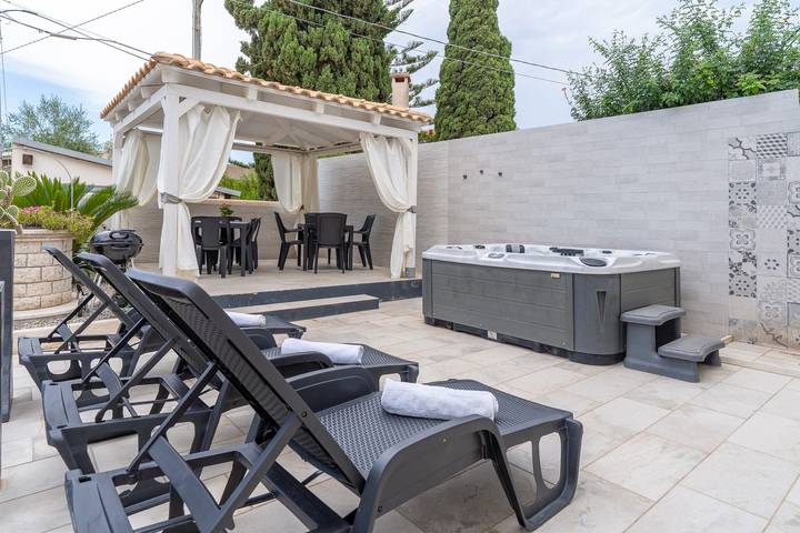 Casa Vacanze 'Villa Anny Fronte Mare' con Wi-Fi e Aria Condizionata in Falaride, Avola