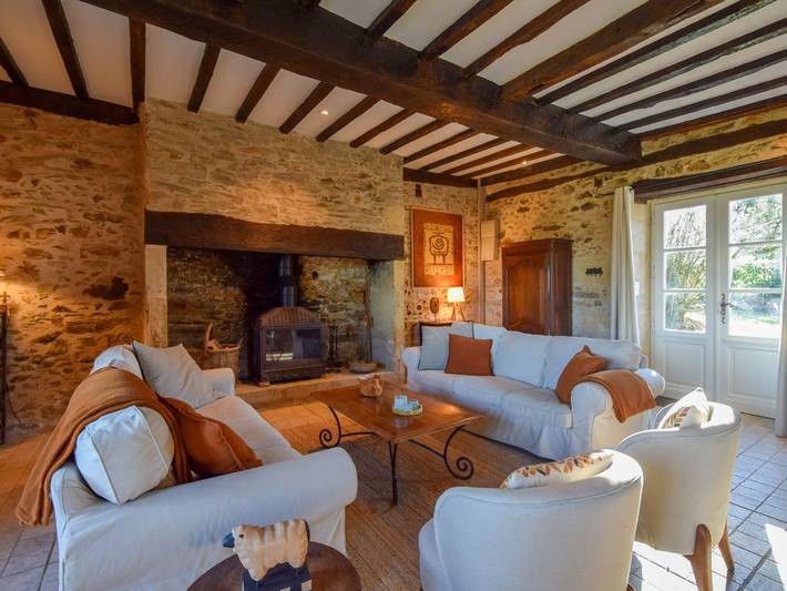 Gîte pour 6 personnes, avec terrasse ainsi que piscine et jardin, animaux acceptés