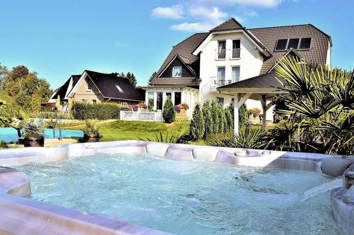 Ferienwohnung für 3 Personen, mit Terrasse und Whirlpool sowie Pool, mit Haustier - 1