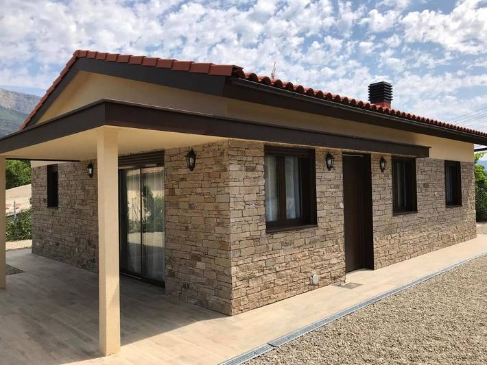 Location de vacances pour 8 personnes, avec terrasse ainsi que vue et jardin à Àger