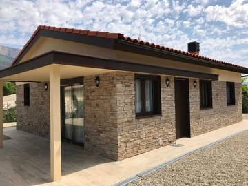 Gîte pour 8 personnes, avec terrasse ainsi que jardin et vue à Àger