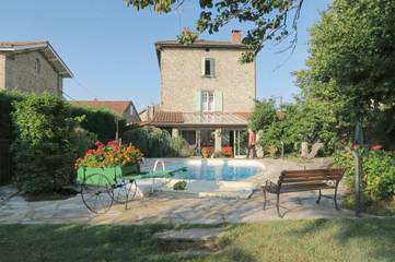 Gîte pour 2 personnes, avec piscine ainsi que jardin et vue à Soucieu-en-Jarrest