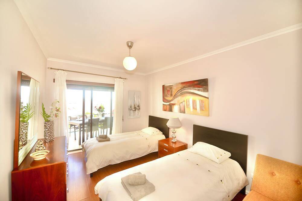 Apartamento inteiro, Bay - Apartamento com vista mar, a 65m da praia com Wi-Fi, piscina e garagem in Praia de São Martinho do Porto, São Martinho do Porto