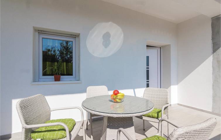 Ganze Ferienwohnung, Charmantes Apartment mit Pool, WLAN und Terrasse – nur 700 m vom Strand entfernt! in Novigrad, Umag und Umgebung